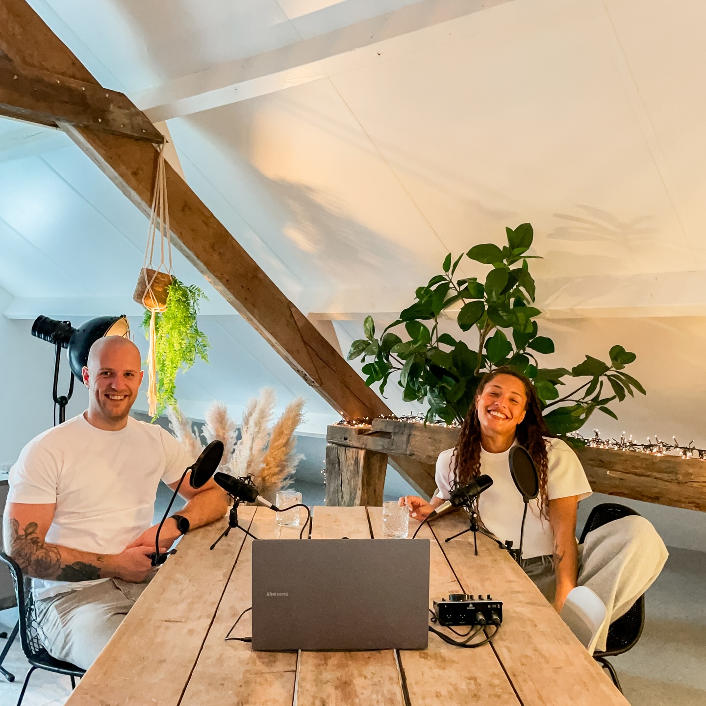 Lativa en Mathijs tijdens een podcastopname